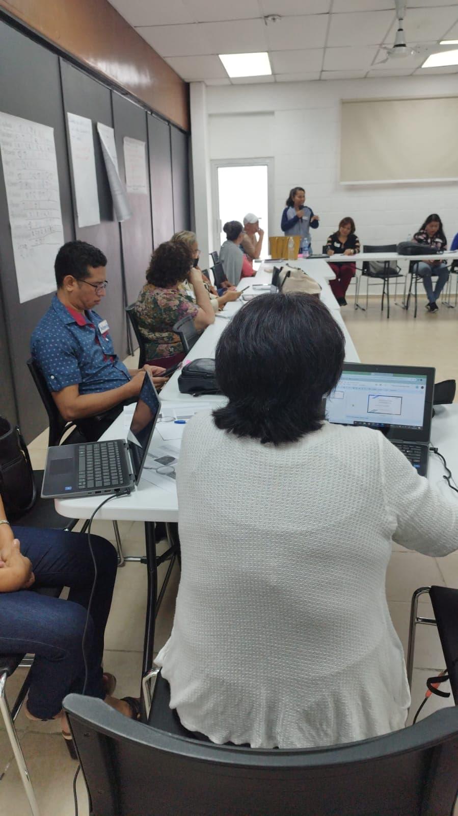 Foto de docentes en taller de investigación